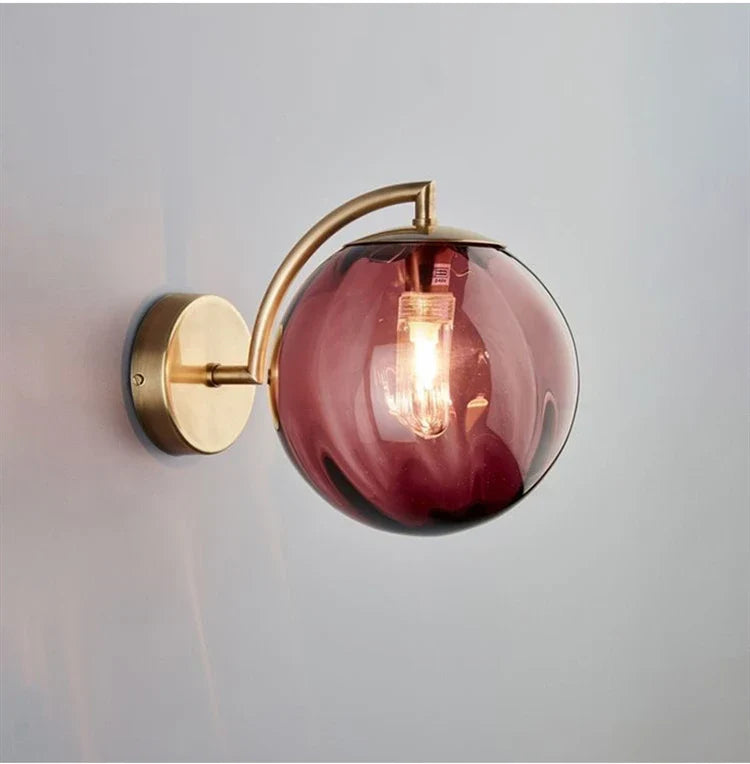 Lámpara de Pared Moderna con Bola de Vidrio | Diseño en Latón y Vidrio Tinteado