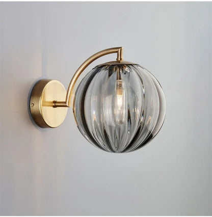 Lámpara de Pared Moderna con Bola de Vidrio | Diseño en Latón y Vidrio Tinteado