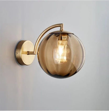 Lámpara de Pared Moderna con Bola de Vidrio | Diseño en Latón y Vidrio Tinteado