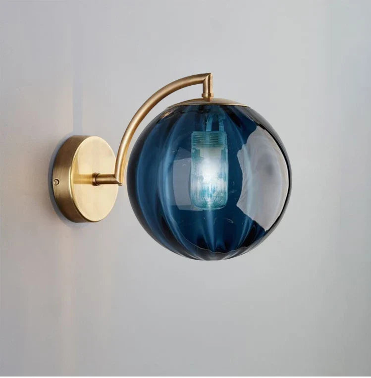 Lámpara de Pared Moderna con Bola de Vidrio | Diseño en Latón y Vidrio Tinteado