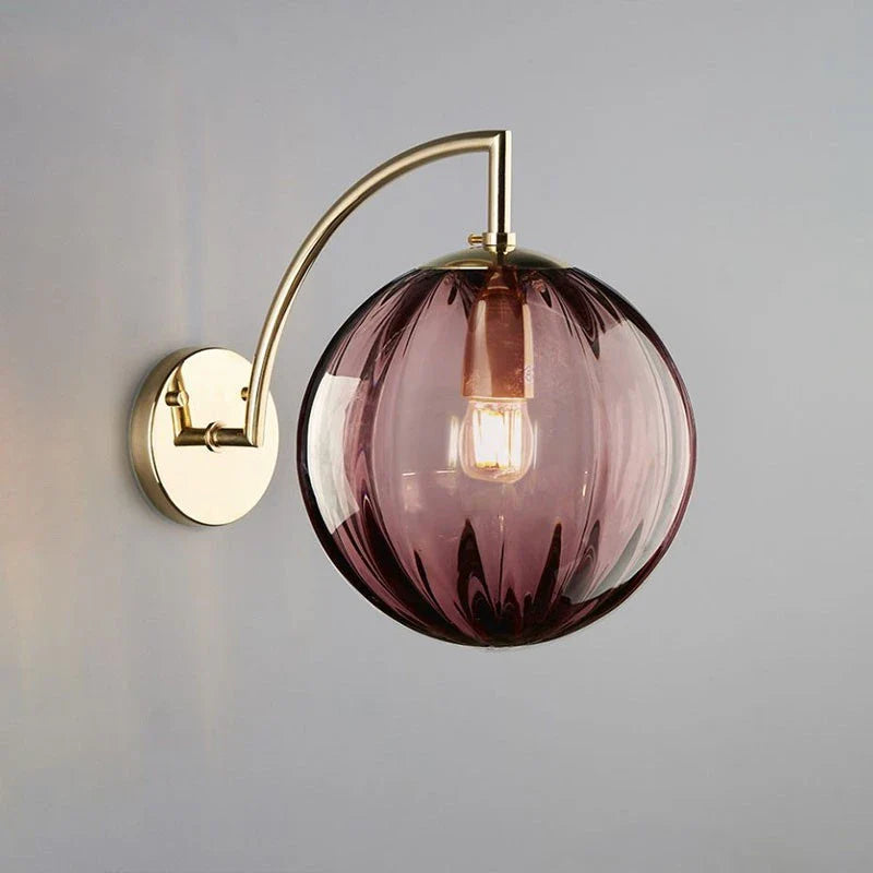 Lámpara de Pared Moderna con Bola de Vidrio | Diseño en Latón y Vidrio Tinteado