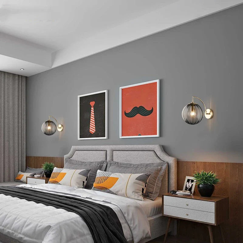 Lámpara de Pared Moderna con Bola de Vidrio | Diseño en Latón y Vidrio Tinteado