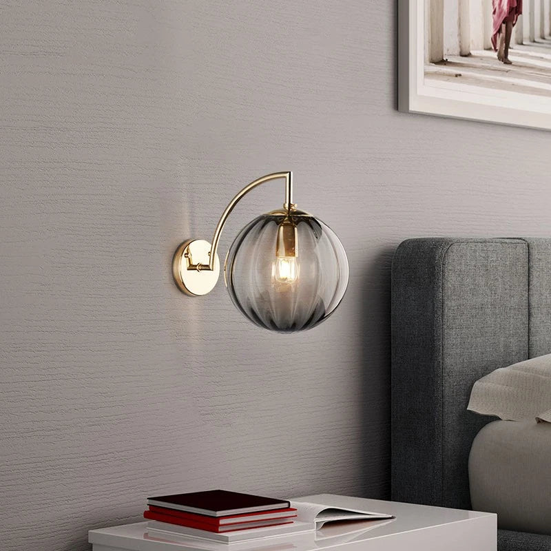 Lámpara de Pared Moderna con Bola de Vidrio | Diseño en Latón y Vidrio Tinteado