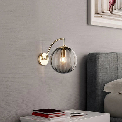 Lámpara de Pared Moderna con Bola de Vidrio | Diseño en Latón y Vidrio Tinteado