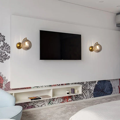 Lámpara de Pared Moderna con Bola de Vidrio | Diseño en Latón y Vidrio Tinteado
