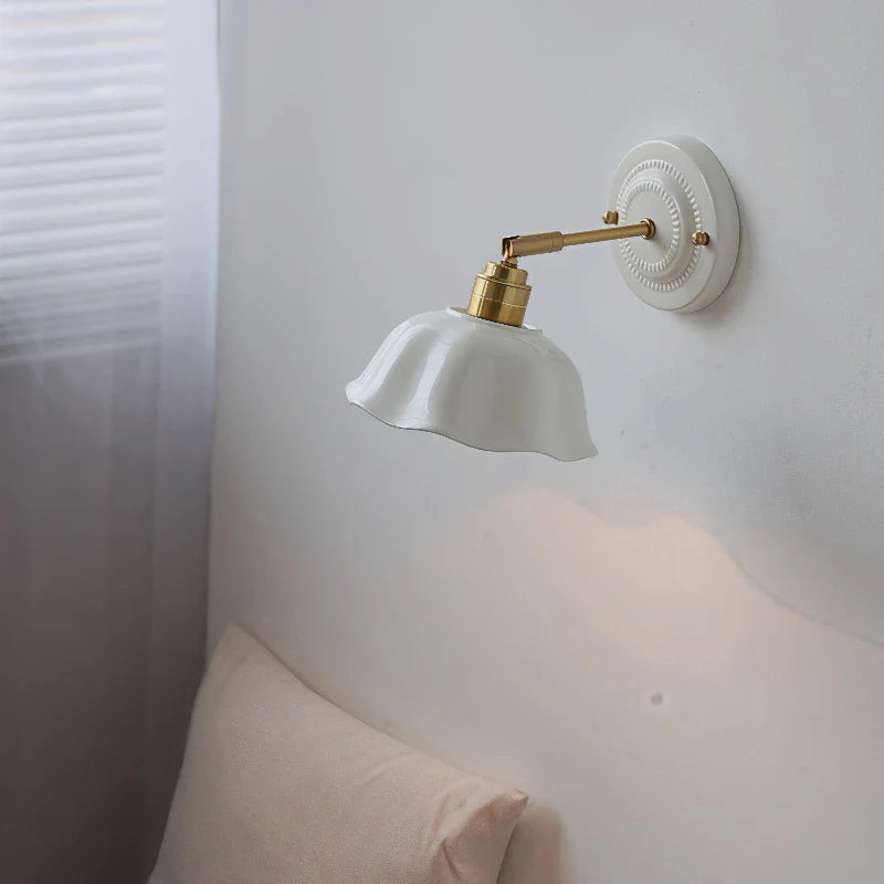 Lámpara de Pared de Cerámica Nordic Cream | Elegancia Vintage para Hogares Modernos