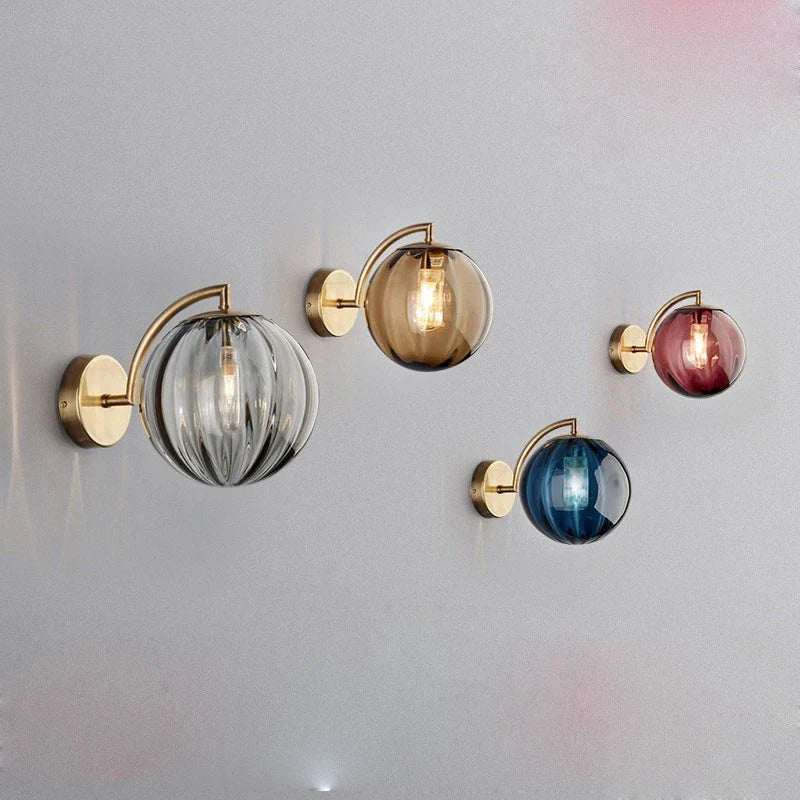 Lámpara de Pared Moderna con Bola de Vidrio | Diseño en Latón y Vidrio Tinteado