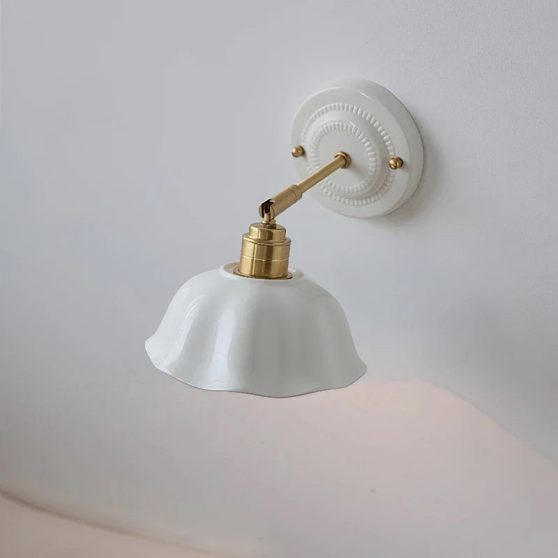 Lámpara de Pared de Cerámica Nordic Cream | Elegancia Vintage para Hogares Modernos