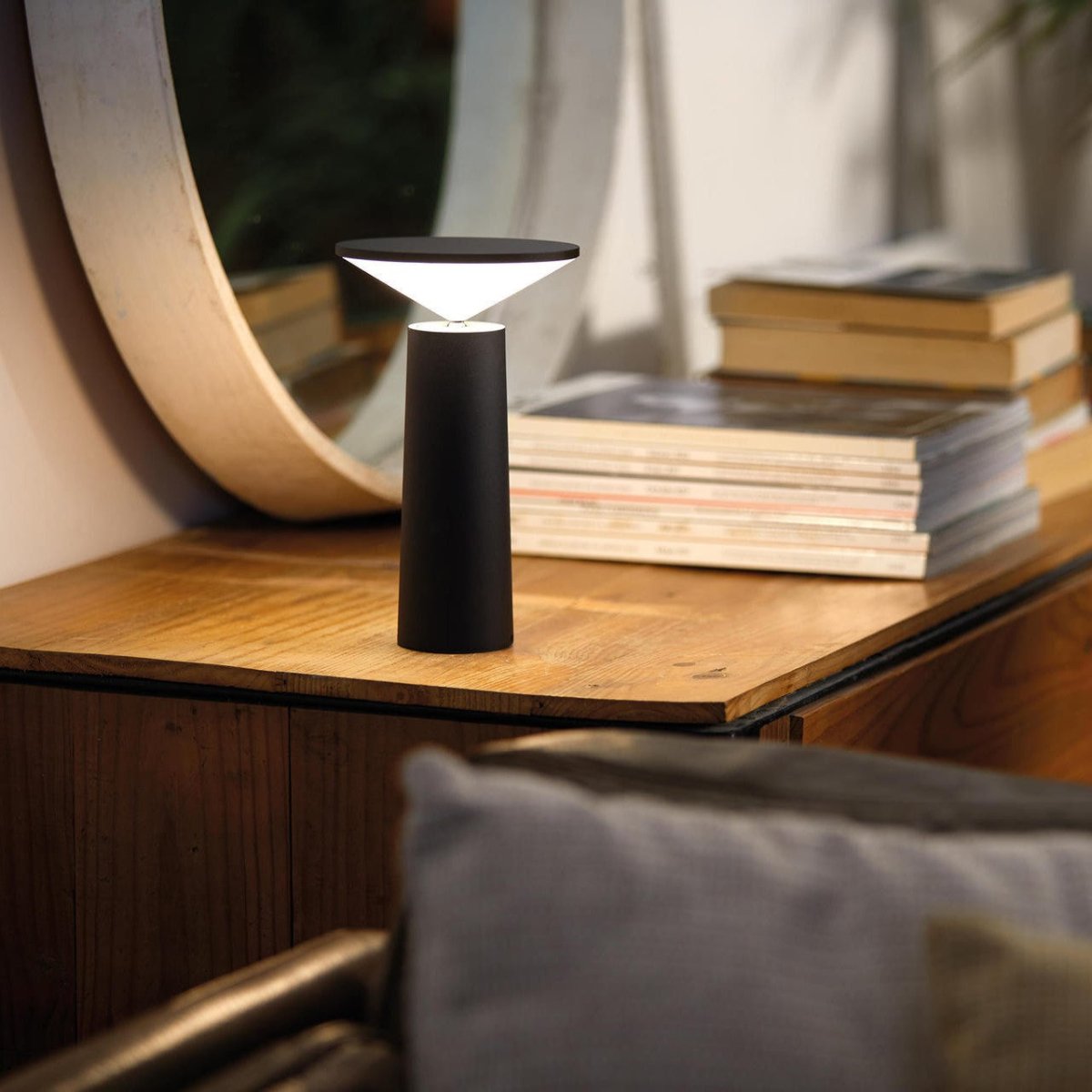 Lámpara de mesa Aurora Libra | Iluminación moderna y regulable de diseño